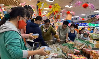 Chợ họp xuyên đêm, khách 'tràn' vào siêu thị từ mờ sáng 28 Tết