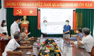 Đại diện Hội Doanh nhân trẻ Việt Nam tặng trao tặng máy xét nghiệm tự động Real-time PCR cho tỉnh Tây Ninh