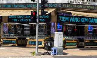 Cảnh đối nghịch bất ngờ tại các tiệm vàng TPHCM trước ngày Thần Tài