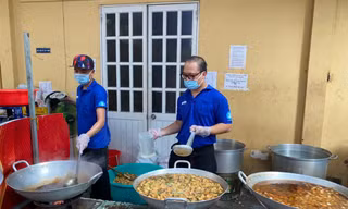 Bếp ăn từ thiện 'đỏ lửa' ngày dịch, nấu hàng ngàn suất ăn mỗi ngày 