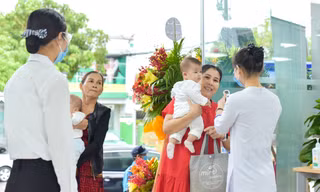 Người dân Quảng Nam đưa trẻ em đến tiêm vắc-xin tại VNVC