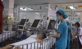 Khối u to bằng quả dừa trong ngực bé trai 12 tuổi