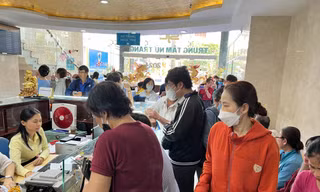 Giá vàng lên như vũ bão, người dân vẫn xếp hàng chờ mua