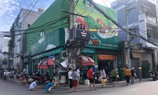 Đi chợ không phải xách giỏ mà cần xách theo... ghế