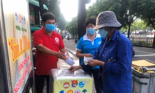 Bánh mì thịt, tô cháo... 1.000 - 2.000 đồng ấm lòng thời bão giá