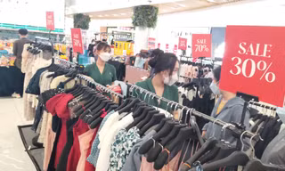 Hàng nghìn sản phẩm giảm 'sập sàn' giữa... bão giá