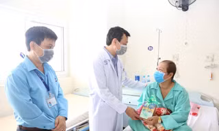 Giám đốc BV Chợ Rẫy tặng quà cho nữ bệnh nhân