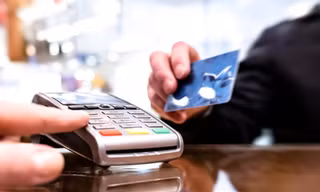 Vụ vay 8,5 triệu 'ôm nợ' 8,8 tỷ đồng: Phân biệt loại thẻ, trách nhiệm ngân hàng