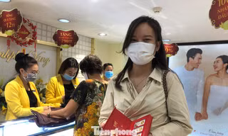 Nữ khách hàng vui vẻ khoe bộ sản phẩm mua trong ngày Thần tài với hy vọng may mắn suốt năm