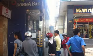 Khách hàng giao dịch tại một điểm ATM của DongA bank
