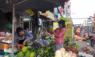Hoa trái trước lễ Vu Lan đắt như tôm tươi, không đủ hàng để bán