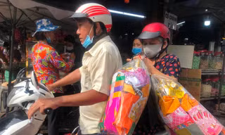 TPHCM: Nhộn nhịp mua vàng mã, đồ chay từ sáng sớm