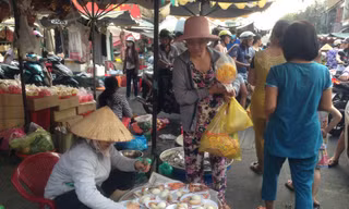 Người Sài Gòn nhộn nhịp mua đồ cúng Thần tài