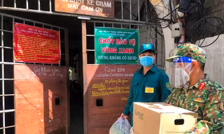 Lực lượng quân đội đi chợ hộ tại TPHCM