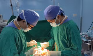 Bác sĩ Bệnh viện Nhi đồng 2 phẫu thuật cho bệnh nhi 6 tuổi (ảnh: BVCC)