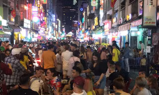 Quán nhậu tràn xuống đường trên phố đi bộ Bùi Viện (Q.1)