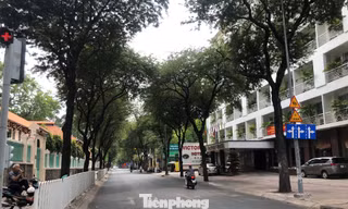 Sài Gòn ngày cuối tuần, nhiều tuyến đường thưa vắng