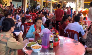 Quán ăn đông khách trong ngày đầu năm