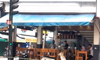 Một quán ăn vắng hoe khách ngày cuối tuần