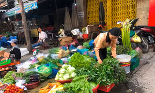 Mùng 2 Tết đi chợ, giật mình với giá rau xanh