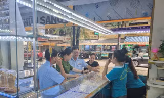 Bất ngờ kiểm tra nhiều tiệm vàng ở TPHCM 