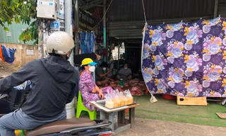 Chợ tự phát tại TPHCM lại nhộn nhịp: Khách kéo màn mua thịt, luồn dây chọn rau