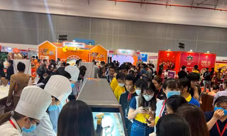 Rồng rắn xếp hàng thưởng thức miễn phí loại bánh mì lần đầu có ở TPHCM