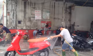 Rửa xe "hốt bạc" ngày tết
