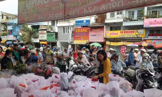 Người mua hoa ken cứng các ngả vào chợ hoa lớn nhất Sài Gòn
