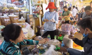 Bánh mứt tết bày bán đầy các quầy sạp tại chợ ở TPHCM