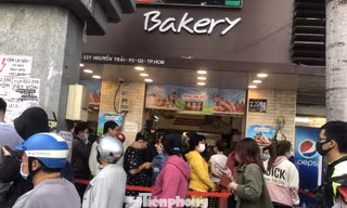 Dòng người xếp hàng dài chờ mu bánh mì thanh long