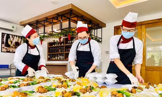 "Bếp yêu thương" của thầy cô Khoa Du lịch và Việt Nam học Trường Đại học Nguyễn Tất Thành nấu 200-300 suất ăn/ngày