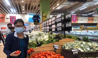 Khách mua sắm tại siêu thị