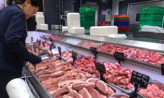 Thịt heo trong một số siêu thị, cửa hàng tiện lợi vẫn cao ngất ngưỡng