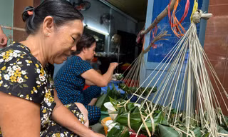 Xóm 'bánh ú nước tro' ở TPHCM nổi lửa xuyên đêm dịp Tết Đoan Ngọ