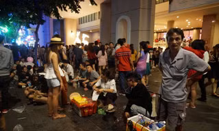 Hàng rong tràn xuống đường, giá cao ngất