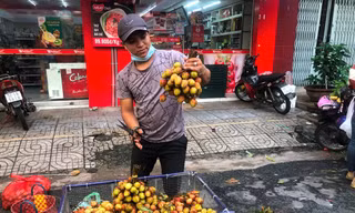 Trái cây vào hè: Sầu riêng rớt giá, vải đầu mùa rẻ bất ngờ