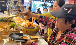 Xúc động tiệc buffet 1.000 đồng ở TPHCM