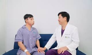Anh Lê Văn Mến (trái) đã có gương mặt bình thường như bao người 