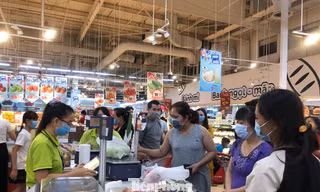 Siêu thị đông khách trong những ngày người dân nghỉ tết