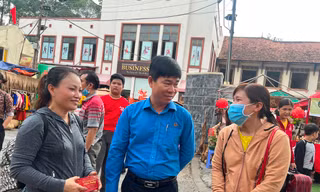 Công nhân nghèo vỡ òa niềm vui nhận vé xe rời TPHCM về quê ăn Tết 
