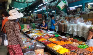 Đa dạng các loại bánh mứt Tết bày bán tại chợ nhưng sức mua khá yếu