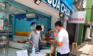 Hàng quán tại TPHCM chỉ được phục vụ bán mang đi