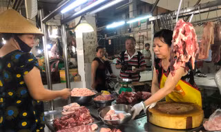 Nhiều tiểu thương khóc ròng vì thịt ê hề mà vắng người mua