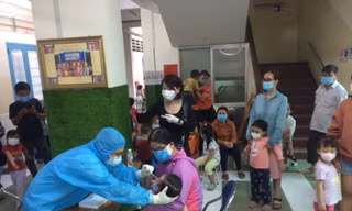 Lấy mẫu xét nghiệm COVID-19 đối với trẻ mầm non