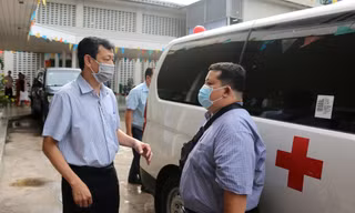 Đội Phản ứng nhanh của Bệnh viện Chợ Rẫy còn gọi là những bác sõ "hai ba-lô": một ba-lô đi làm, một ba-lô sẵn sàng lên đường làm nhiệm vụ