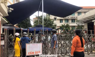 Nhiều người đến khám tại Bệnh viện Mắt TPHCM đành quay xe về vì nơi đây tạm ngưng nhận bệnh do có ca mắc COVID-19 từng đến