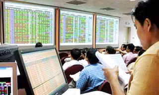 Nhà đầu tư phấn khởi khi chứng khoán chạm mốc 1.000 điểm