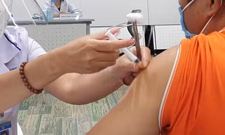 Tiêm vắc-xin COVID-19 tại TPHCM (ảnh: Ngô Bình)