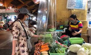 Người dân chọn mua thực phẩm tại chợ Bến Thành
